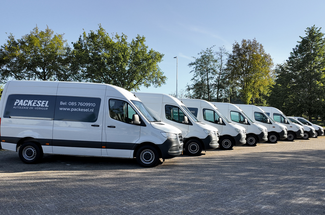 Bestelbussen op parkeerterrein