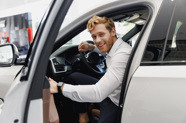 Man Uit Auto