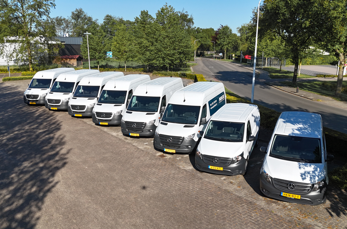 Bestelbussen op parkeerterrein